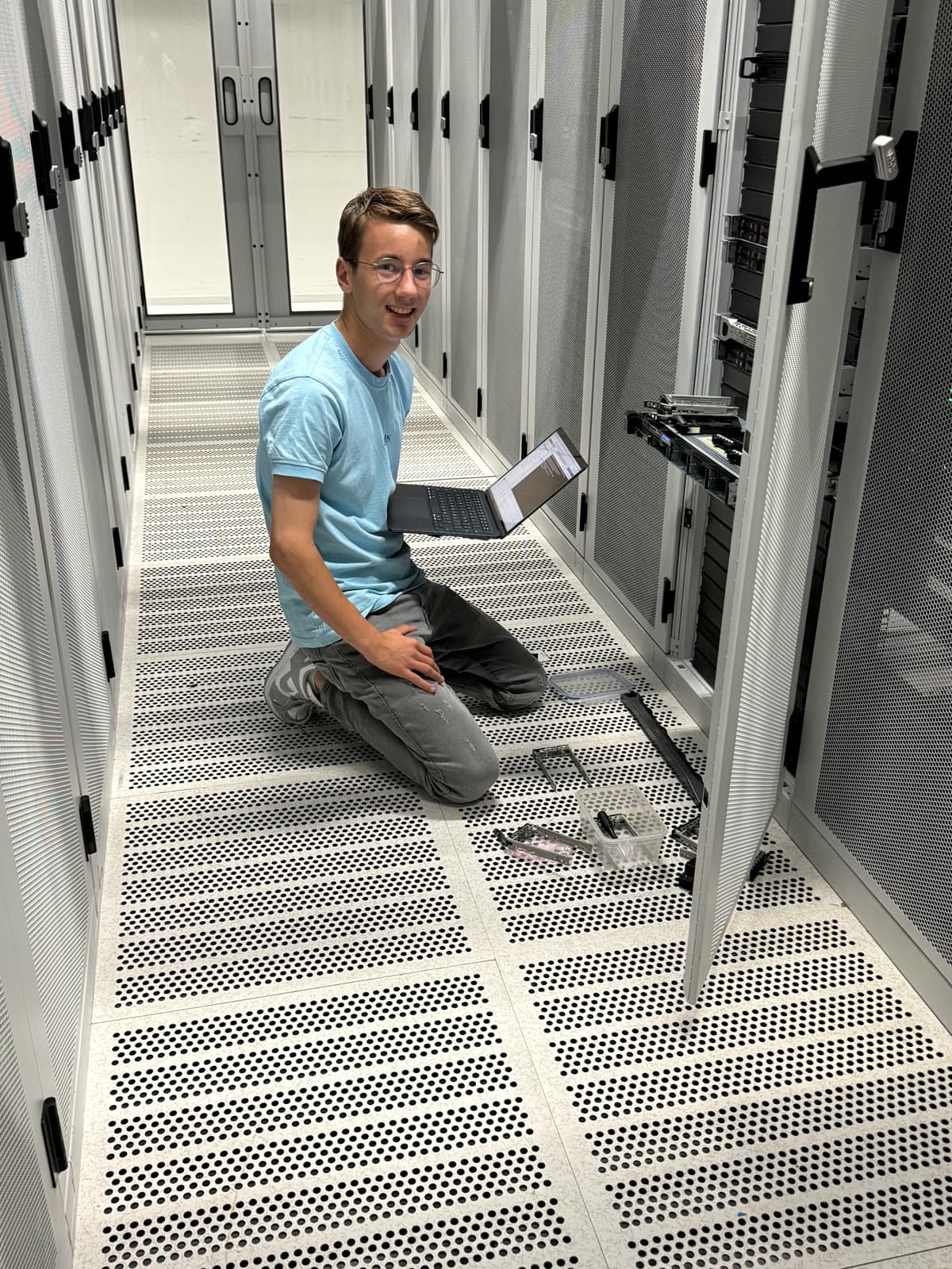 Pascal Wiersma met laptop tussen de serverkasten in een datacenter